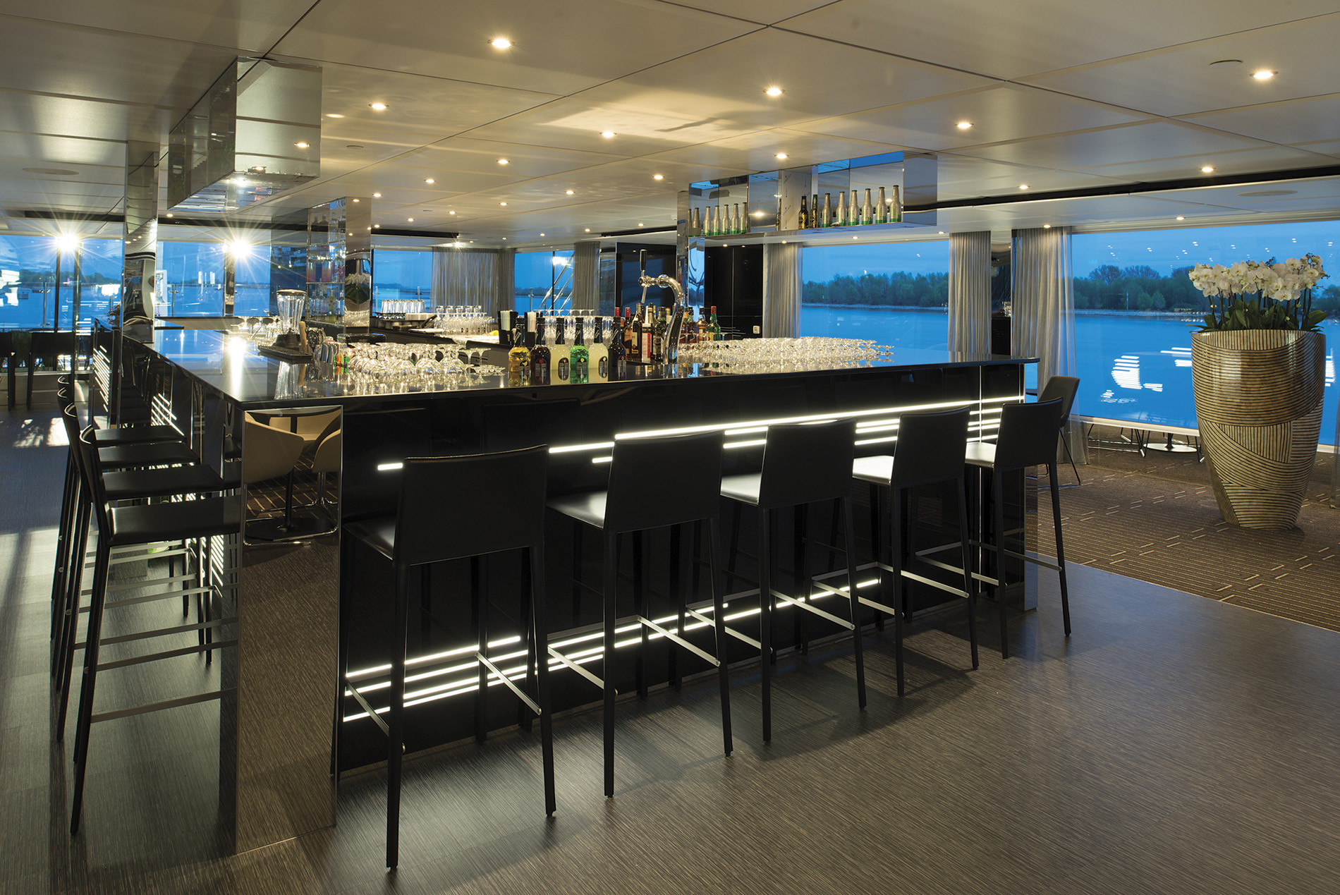 Emerald Sky - Horizon Bar and Lounge